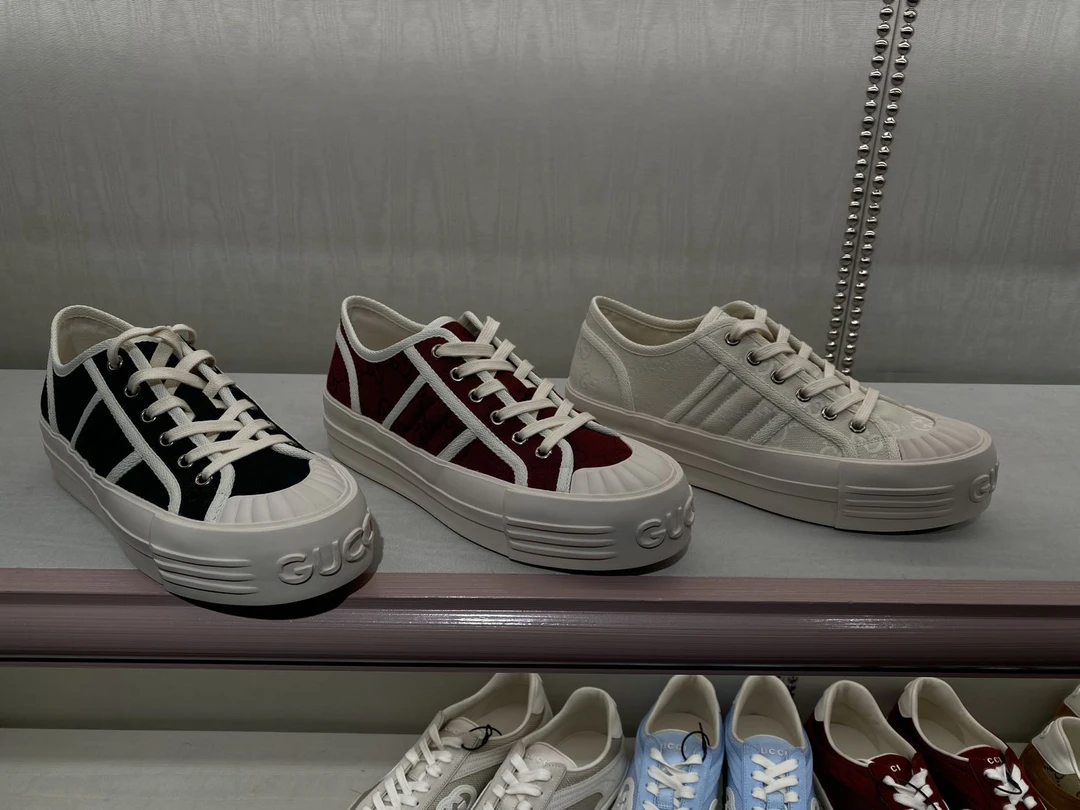 全新未使用 GUCCI/古驰 gucci女士板鞋 绿红白三种颜色