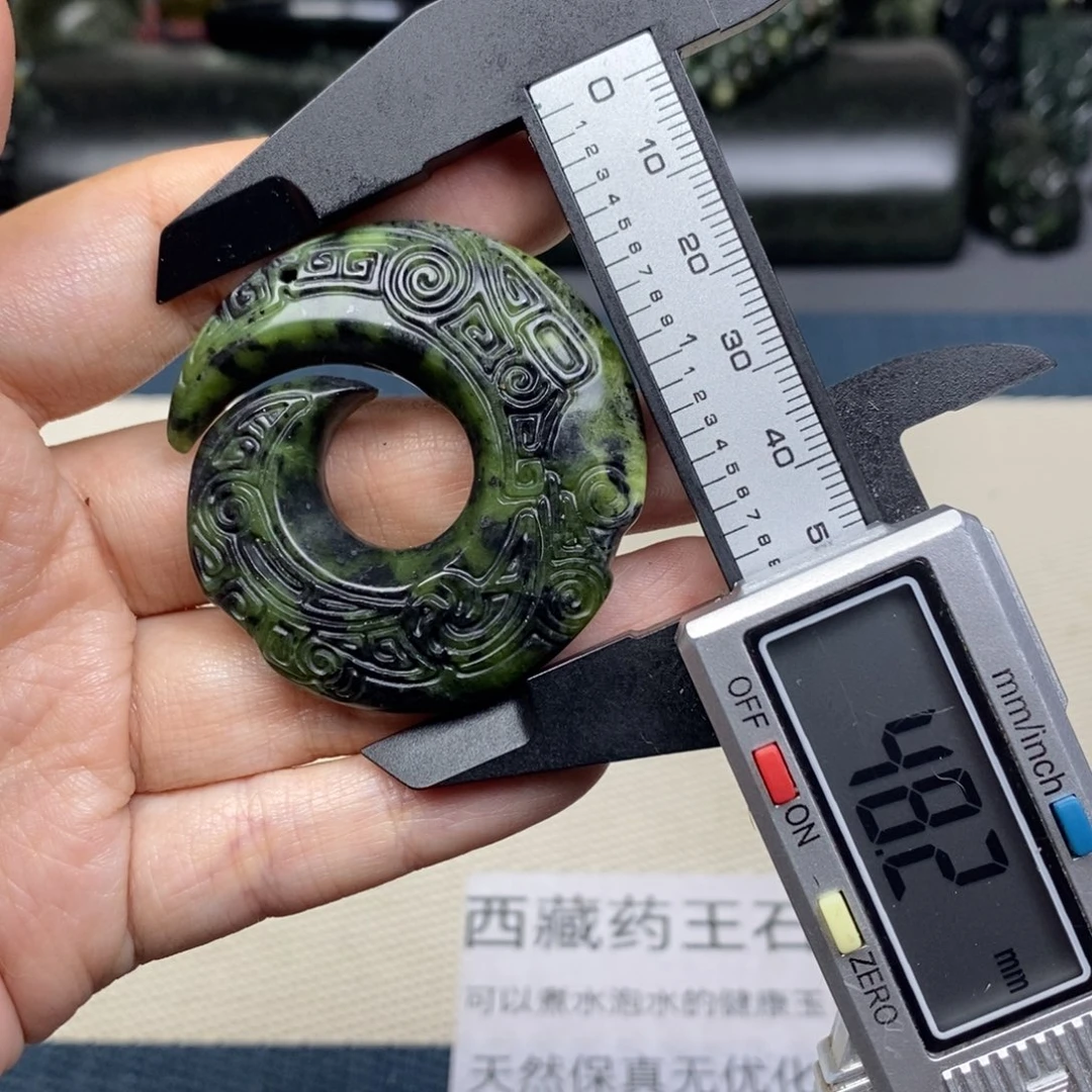 未镶嵌蛇纹石玉颈饰双面工，时来运转