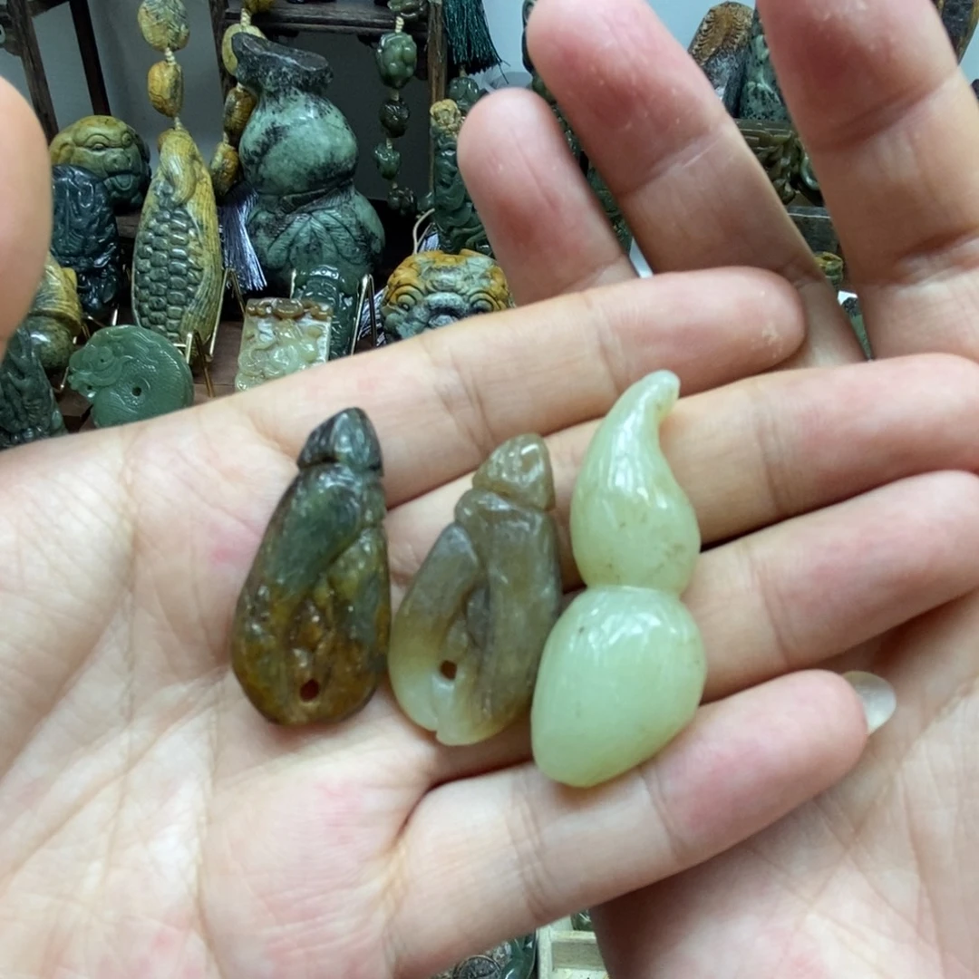 未镶嵌岫岩河磨玉（透闪石质玉）把件