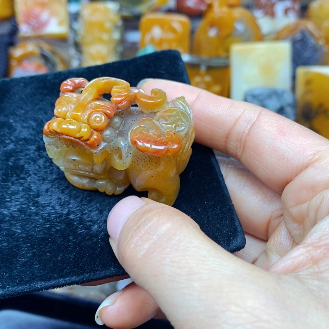 未镶嵌石英质玉（黄龙玉）颈饰