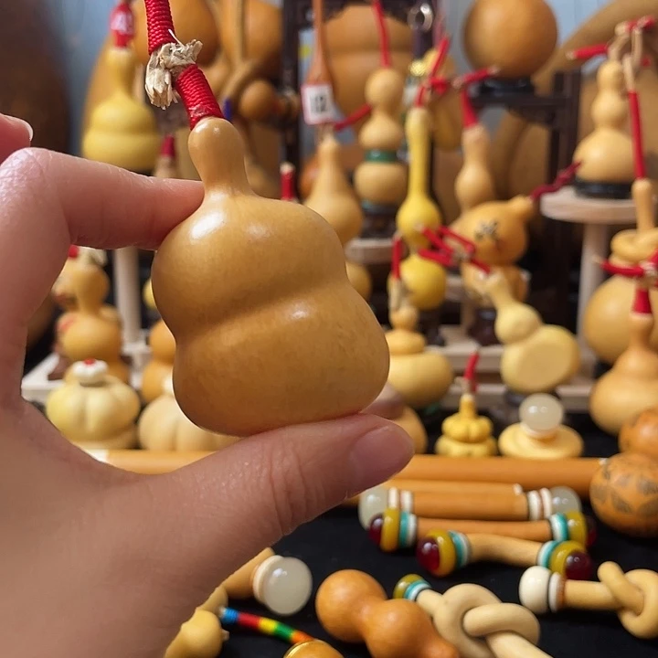 烦**吴葫芦丝老师在讲台旁等她