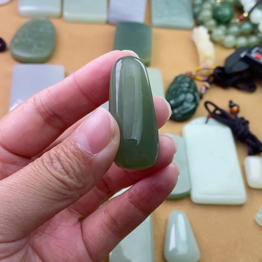 和田玉颈饰未镶嵌t****v微包容有结构