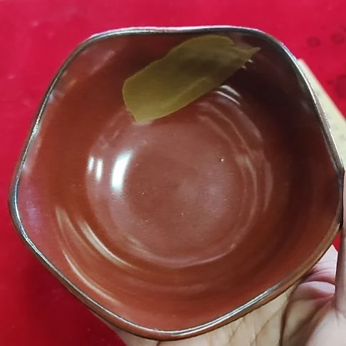 瓷片瓷片，各种摆件，均有瑕疵。沙锅！