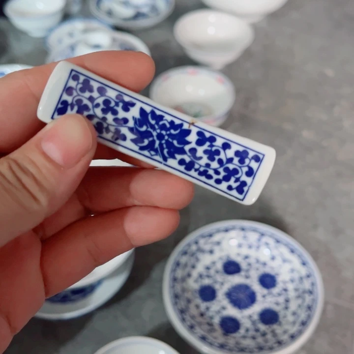 青花玲珑筷子架缠枝莲