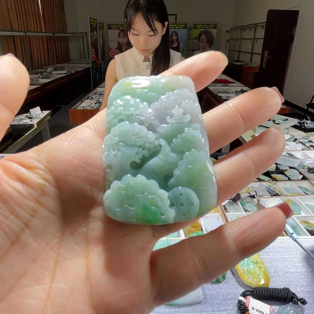 翡翠未镶嵌颈饰一个