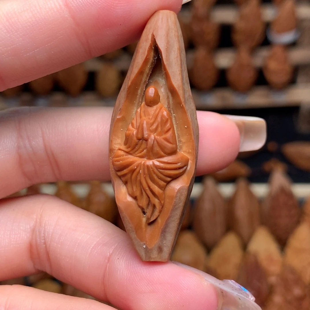 把件橄榄核镂空无相