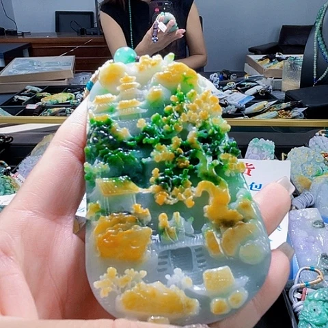翡翠未镶嵌颈饰一个