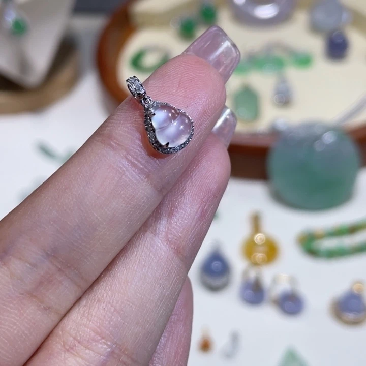 翡翠18K金镶嵌颈饰葫芦