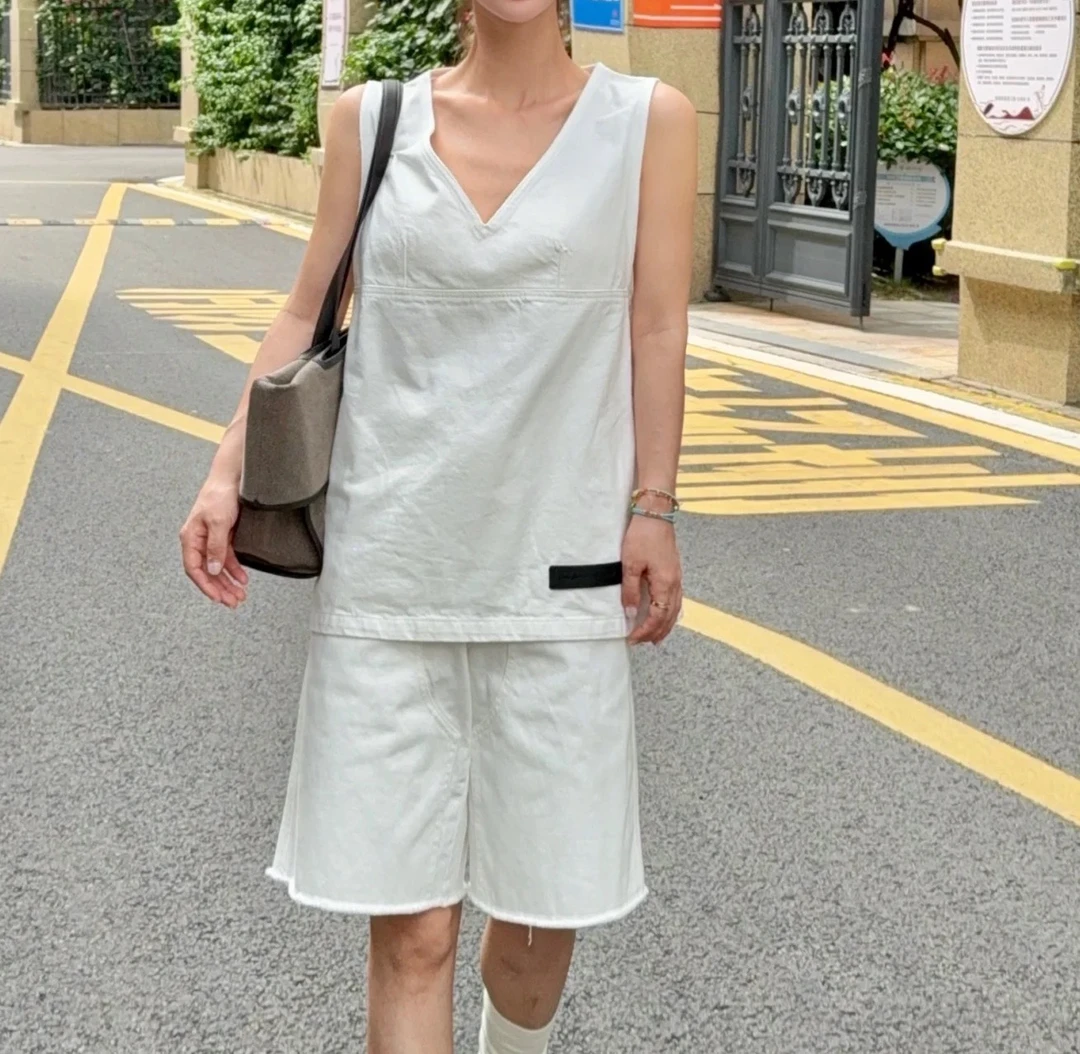 有WEI无袖V领纯色上衣