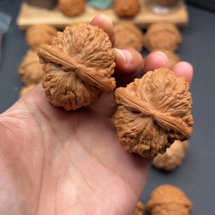 文玩核桃吊坠白狮子43