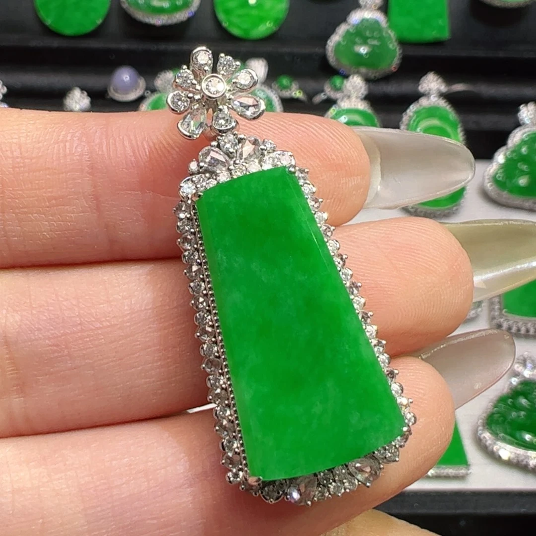 颈饰18K金镶嵌翡翠