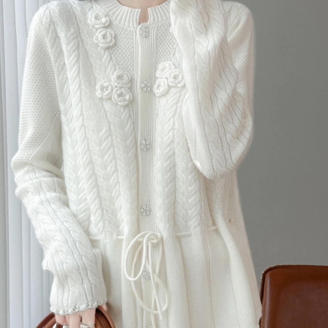 白色针织圆领温柔秋冬羊毛衫收腰型女钩花慵懒风厚款