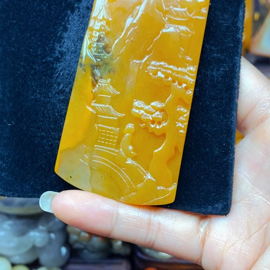 未镶嵌石英质玉（黄龙玉）颈饰