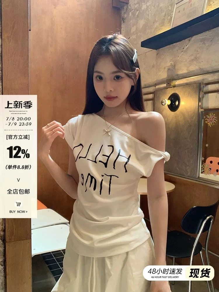 宋小恩白色斜肩扭结短袖