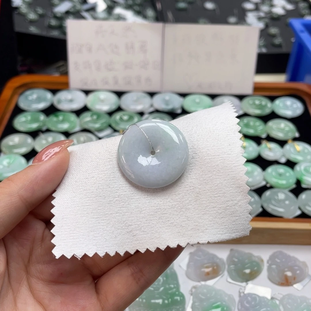 翡翠颈饰未镶嵌平安扣