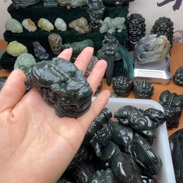 阿***伟和田玉未镶嵌把件