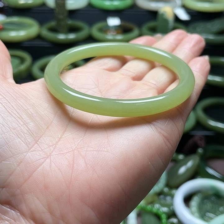 和田玉未镶嵌手镯