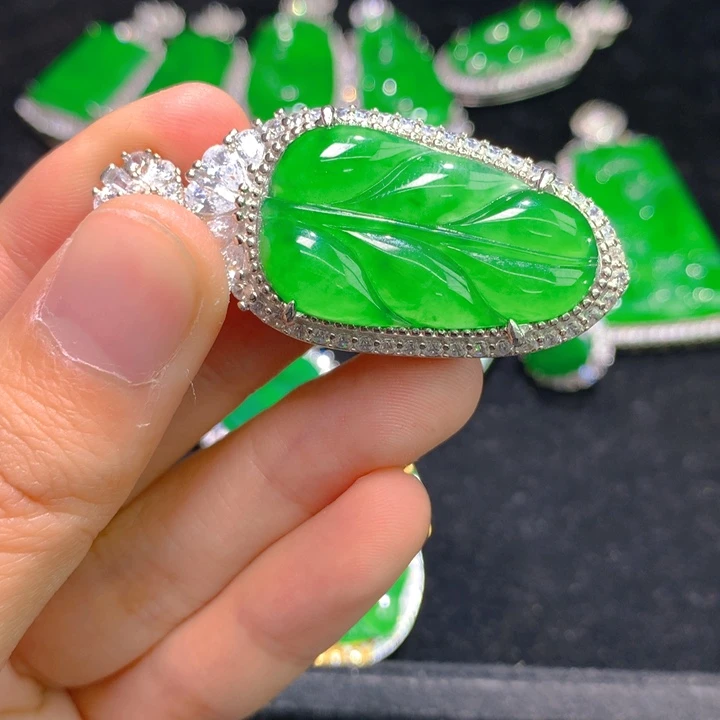 翡翠颈饰银S925镶嵌贝****里一个