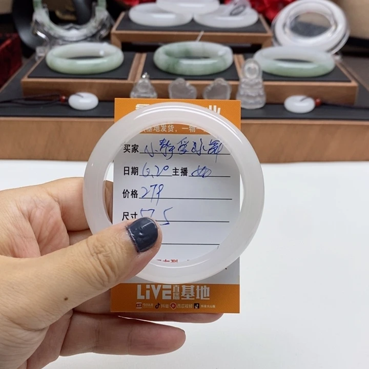 石英质玉手镯未镶嵌小***舞