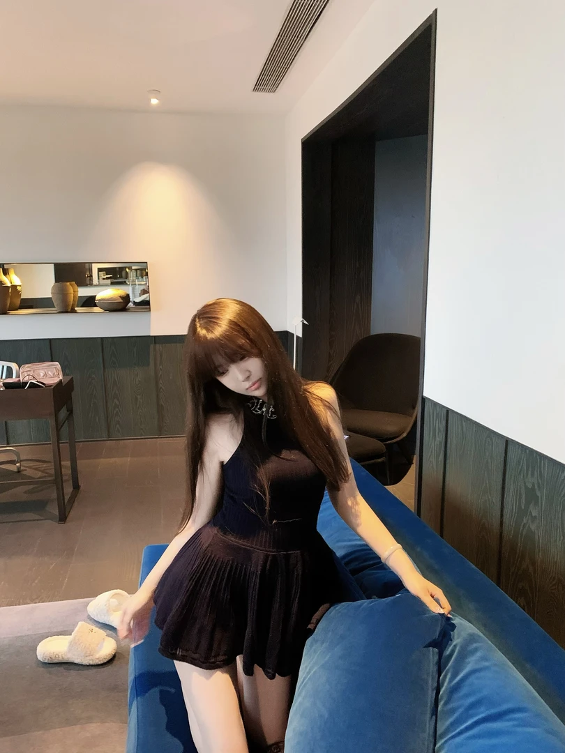 富家千金夏季气质小香风收腰圆领无袖大裙摆针织修身显瘦轻奢上衣