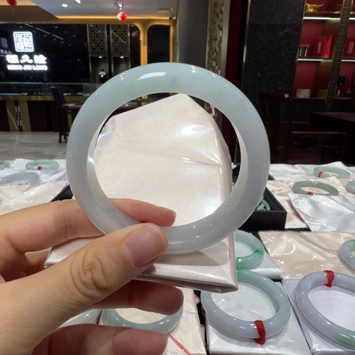 翡翠未镶嵌手镯牛奶底飘花54.8