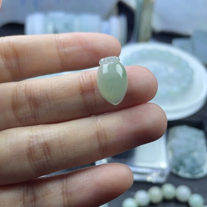 翡翠未镶嵌颈饰桃子
