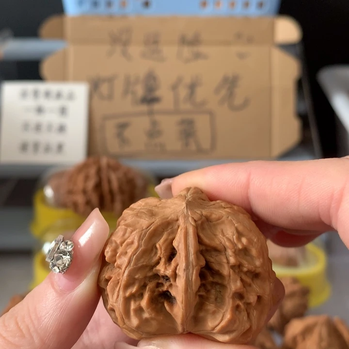 举***独吊坠文玩核桃异形单只，有瑕疵