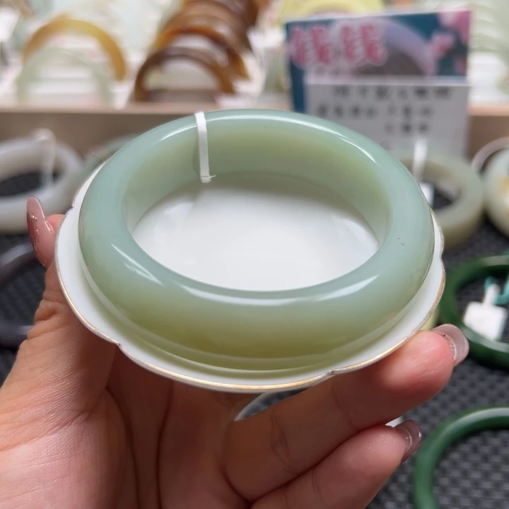 和田玉手镯未镶嵌