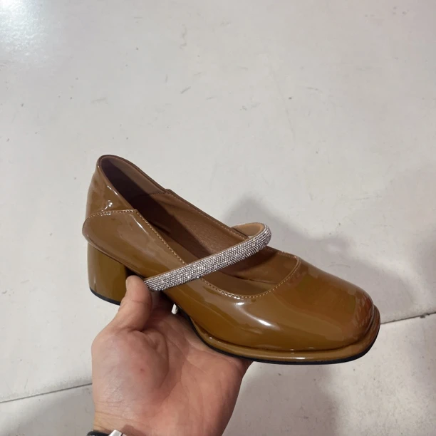 82318512漆皮百搭休闲单鞋羊皮脚垫