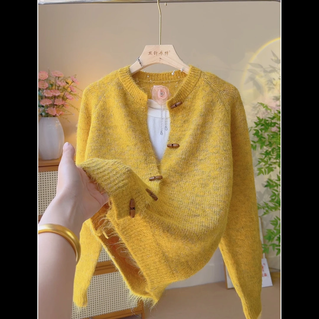 32温柔风圆领牛角扣针织开衫女2025秋冬新款宽松软糯百搭毛衣外套
