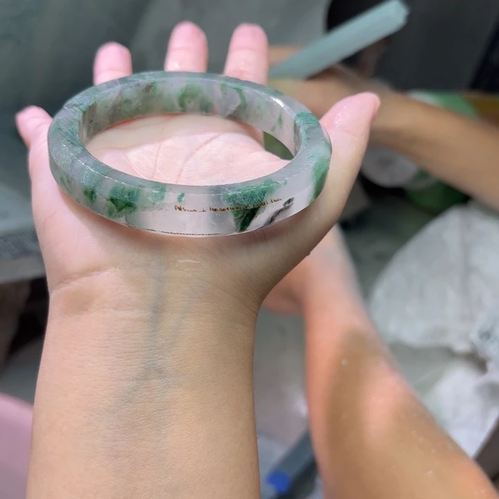 你***宝石英质玉（非洲翠）未镶嵌手镯定制