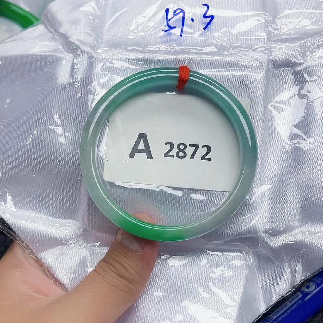 翡翠手镯未镶嵌默认微瑕