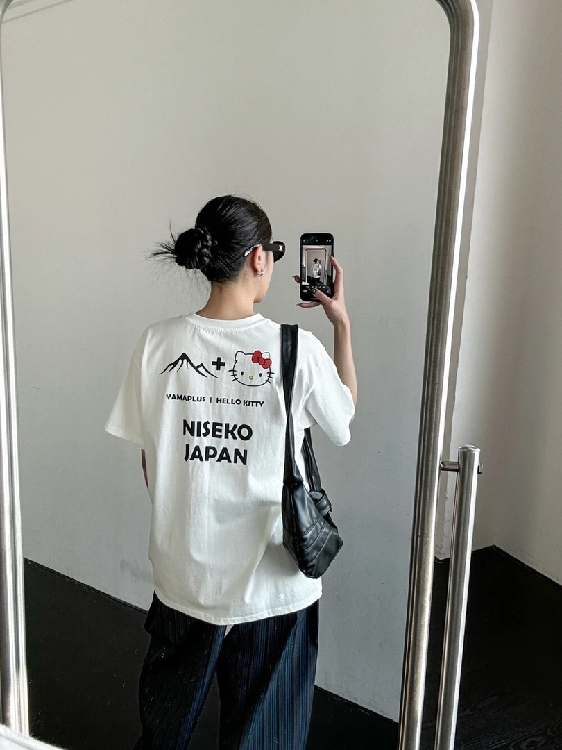 嘉子怒推25春夏kitty滑雪场联名情侣款童趣前后印花圆领短袖tee