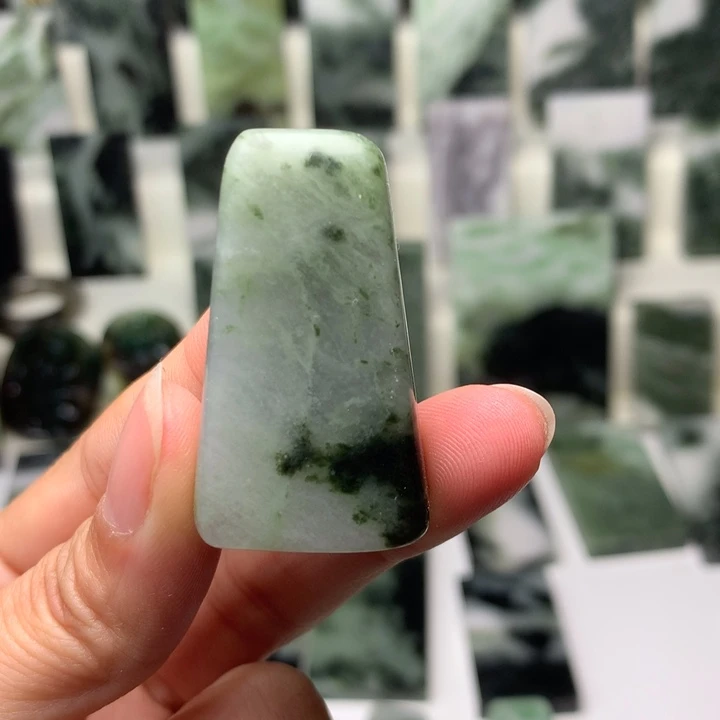 独山玉颈饰未镶嵌