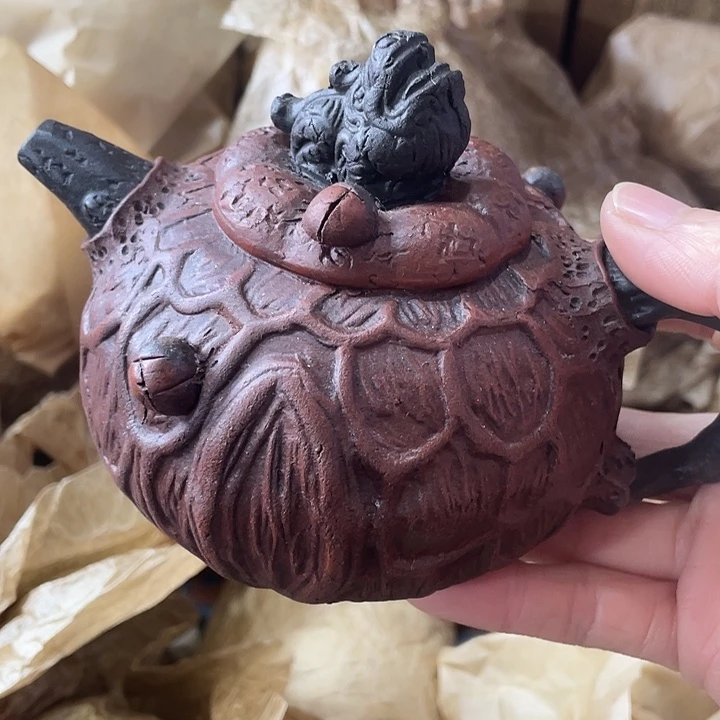 茶壶紫砂矿泥料，手工制作的一把紫砂壶。
