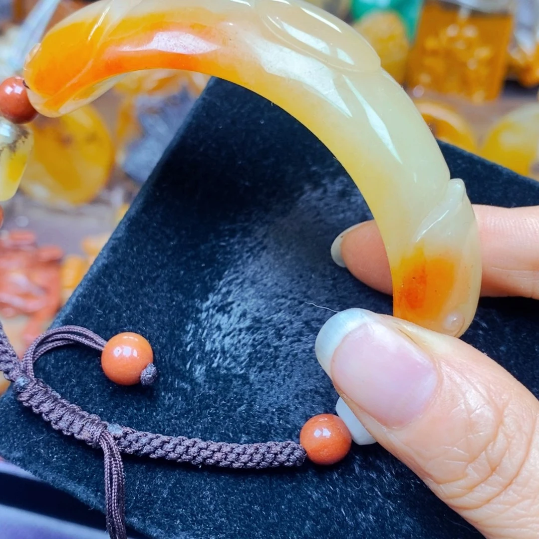 未镶嵌石英质玉（黄龙玉）颈饰