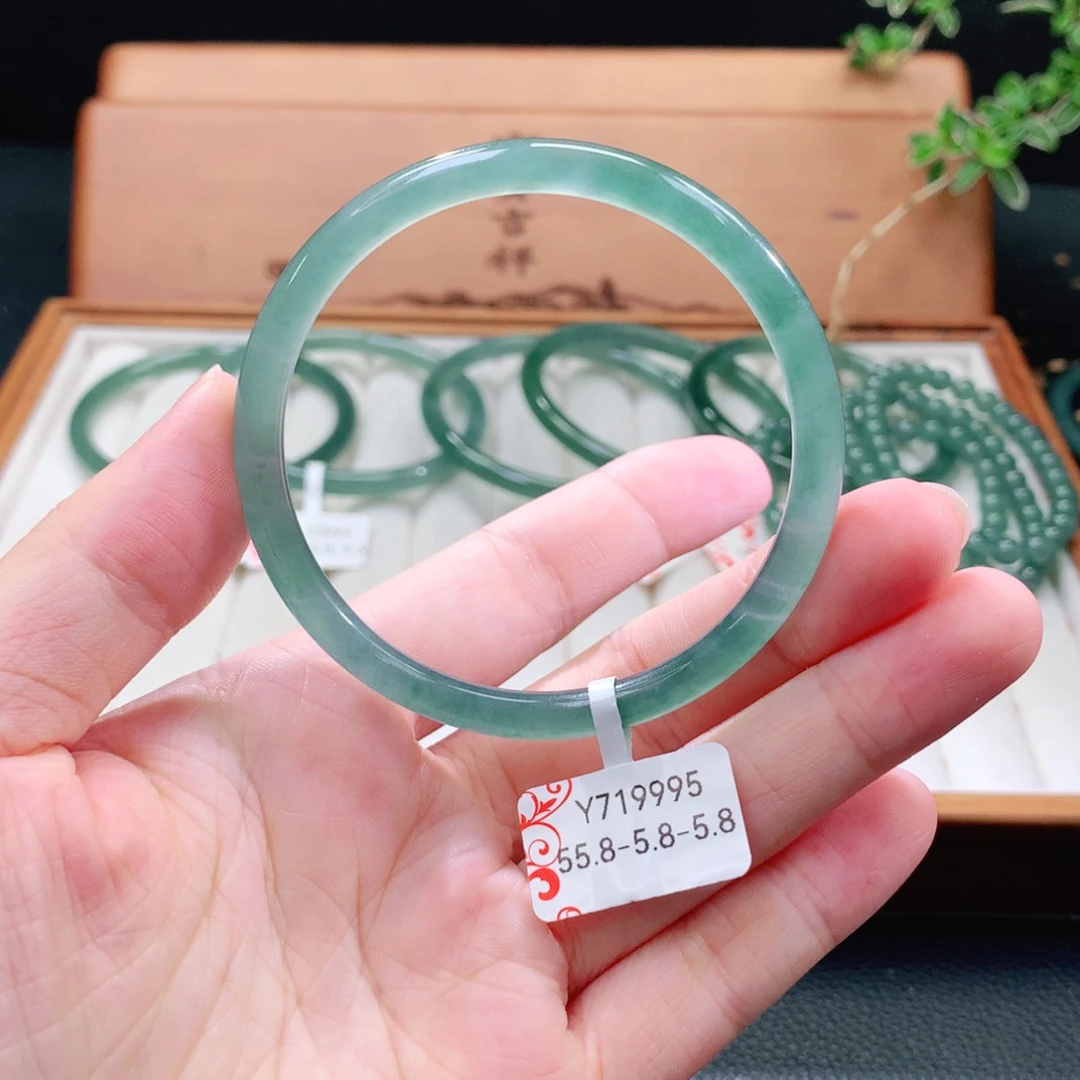 翡翠手镯（圆镯）未镶嵌