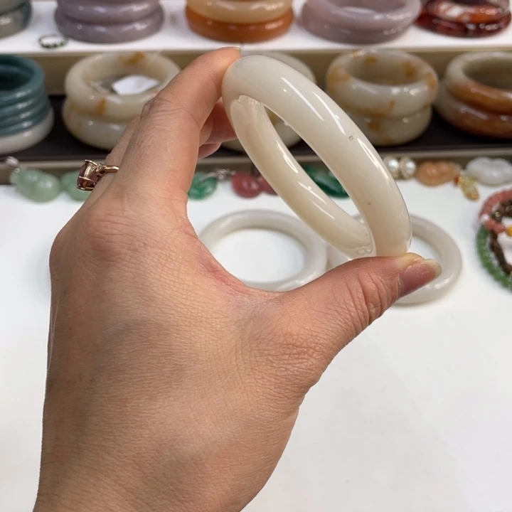 石英质玉手镯未镶嵌
