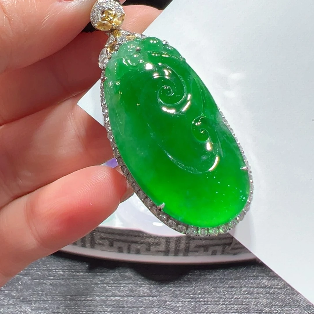 翡翠颈饰18K金镶嵌吊坠