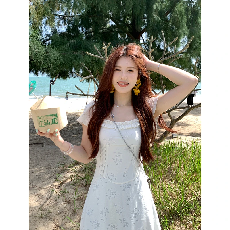 甜辣多多【罗马假日现货】方领烧花连衣裙夏季2025新款镂空收腰长裙