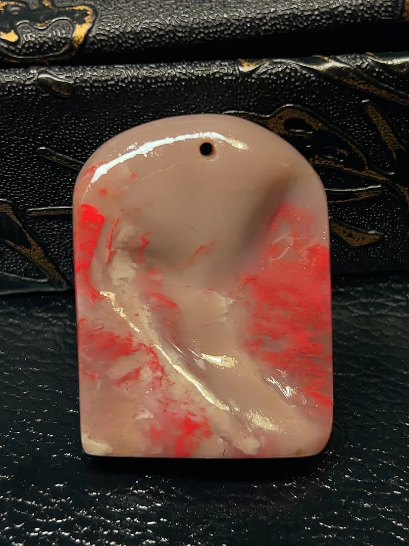 昌化牛角冻鸡血石牌子，两面血，厚实饱满，全肉冻底