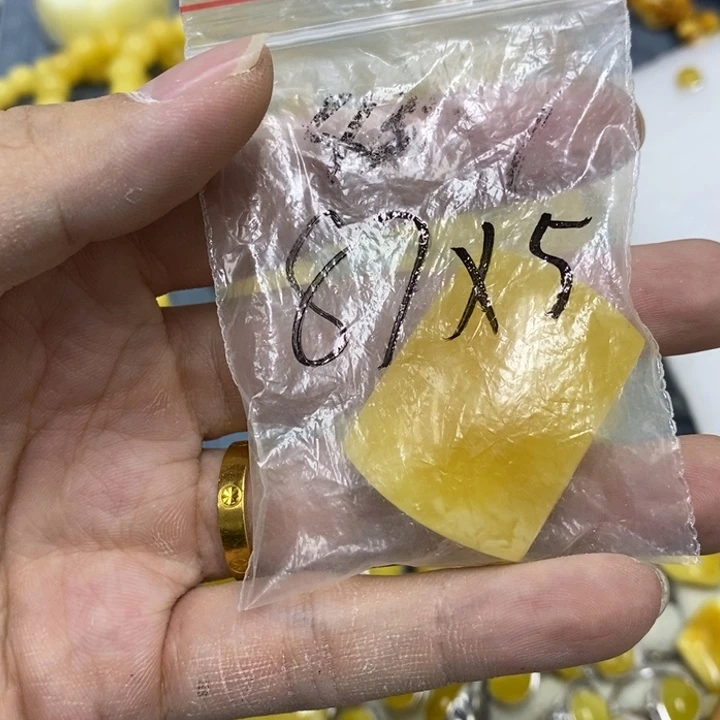 蜜蜡裸石未镶嵌地*球吊坠