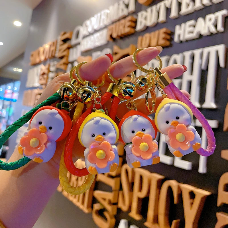 2025新款卡通笨笨小花水果鸭钥匙扣女时尚树脂公仔钥匙链包挂摆件