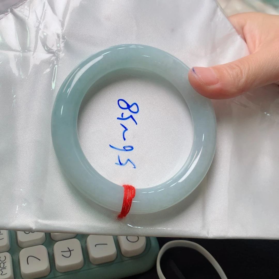 翡翠手镯未镶嵌翡翠