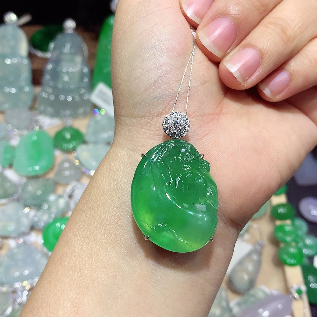 翡翠18K金镶嵌颈饰代代有福