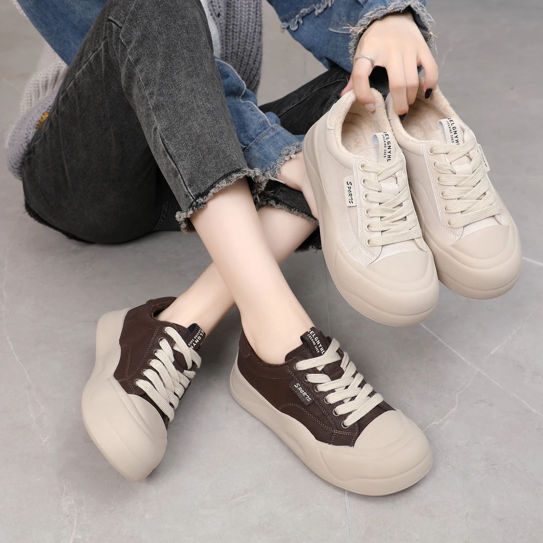 大码女鞋40--43码2025冬季时尚百搭洋气减龄舒适保暖休闲加绒板鞋