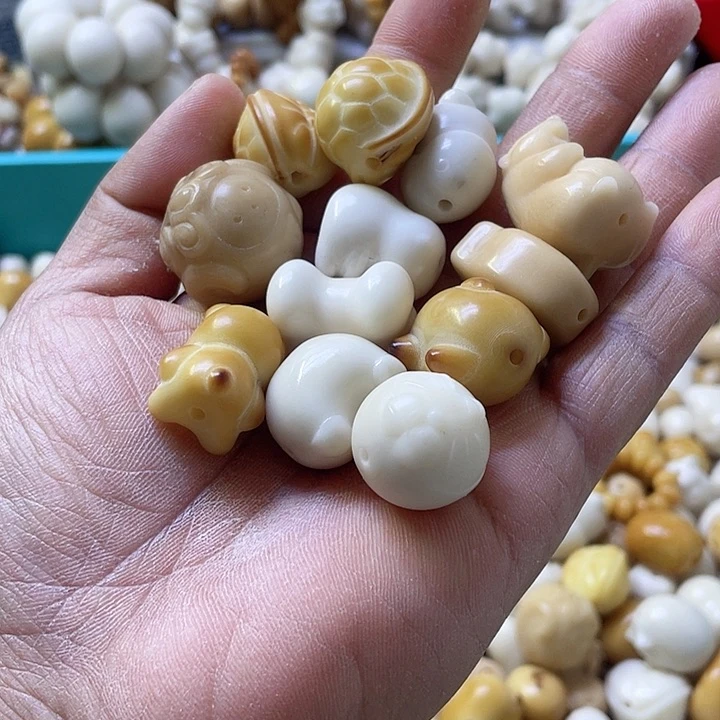 白玉菩提吊坠微瑕象牙果三颗混