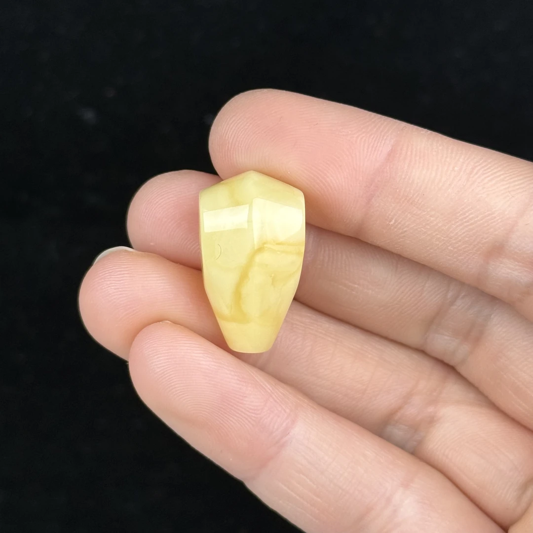 Y9558天然原矿蜜蜡 鸡油黄三通 13*23mm 2.3g支持复检假一罚四