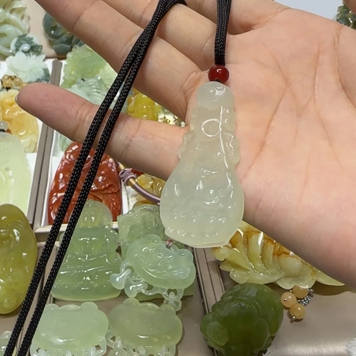 蛇纹石玉吊坠未镶嵌