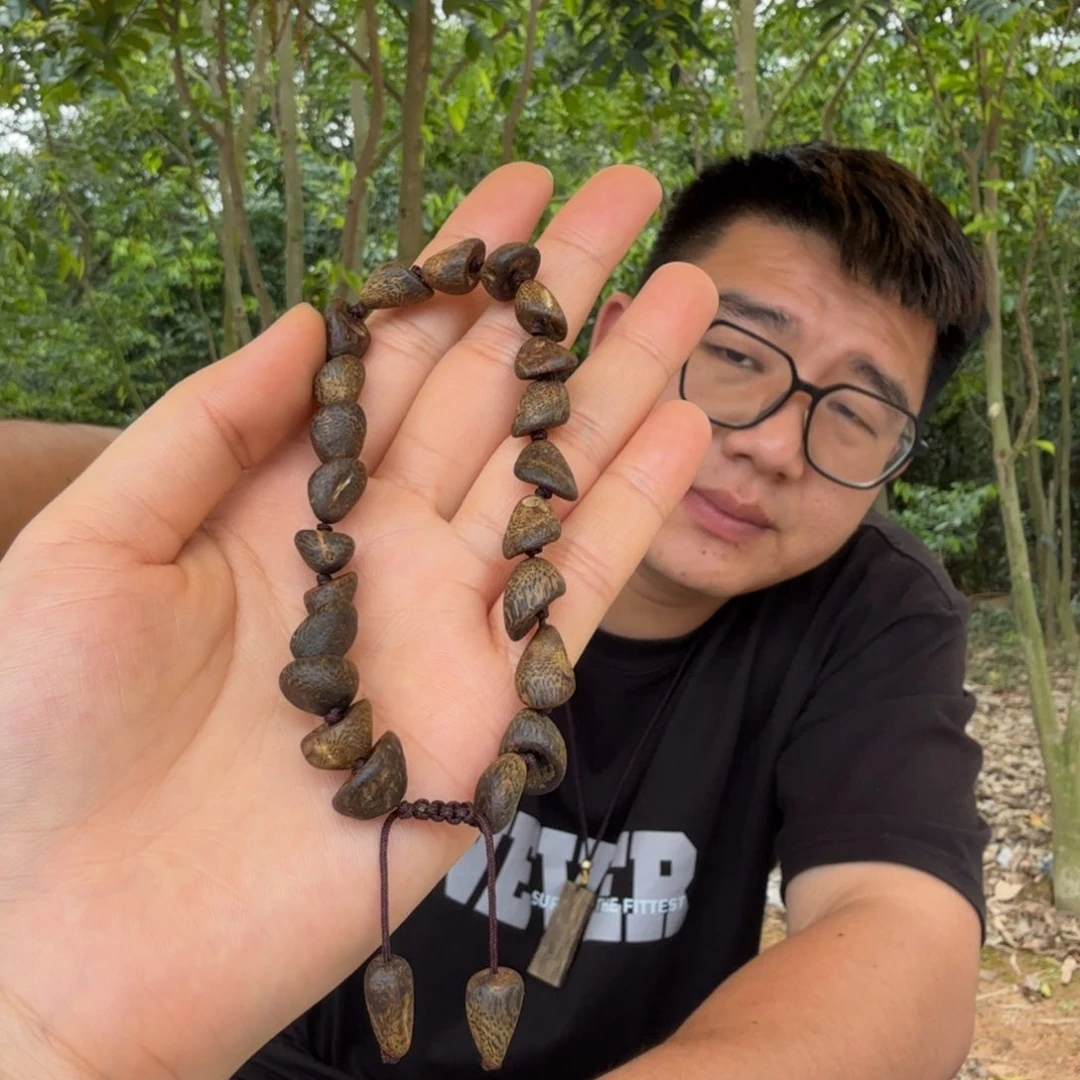 沉香碎屑沉香一**风蓝宝石单圈